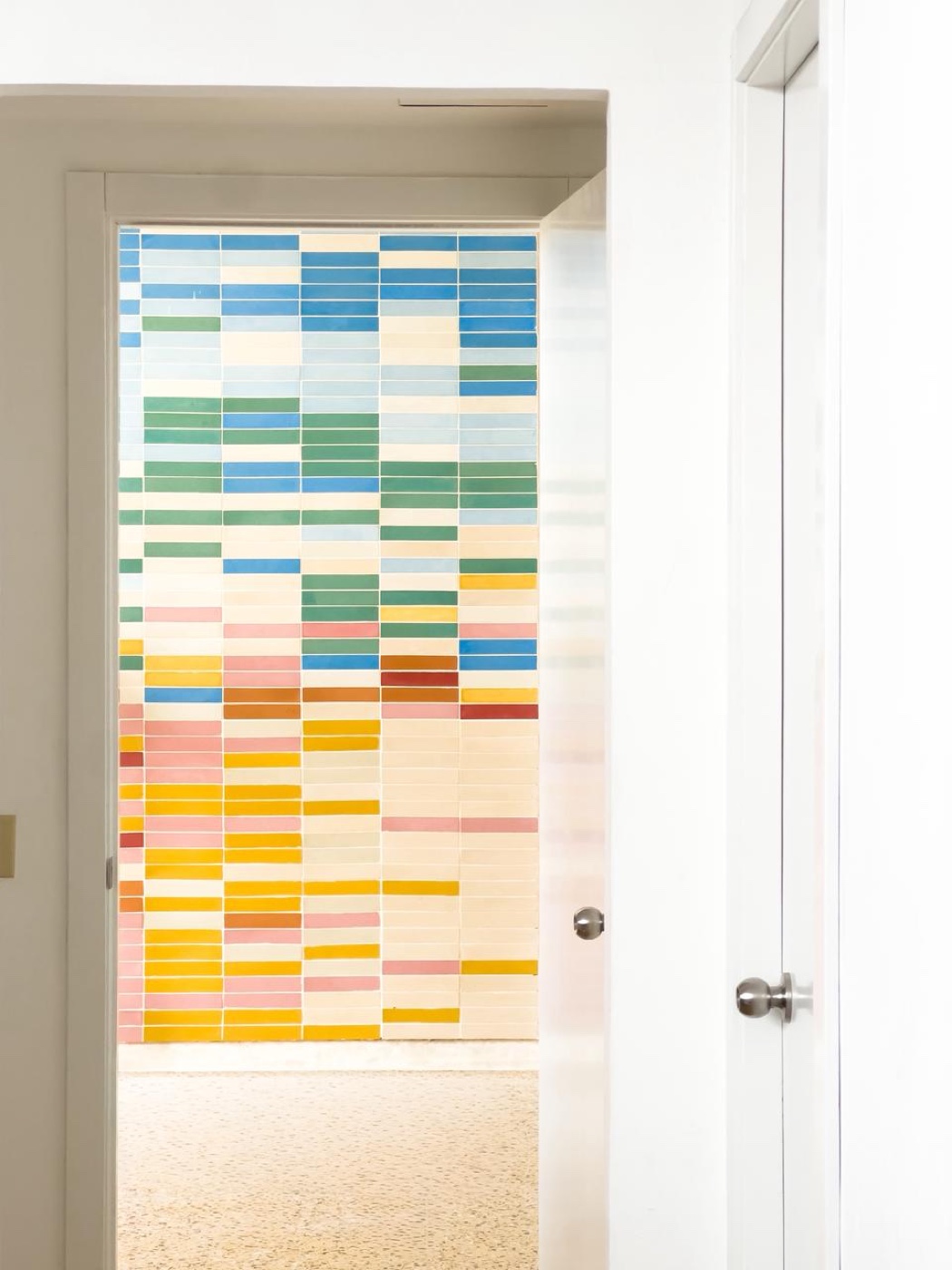Pequeño formato — muro instalado con piezas de colores